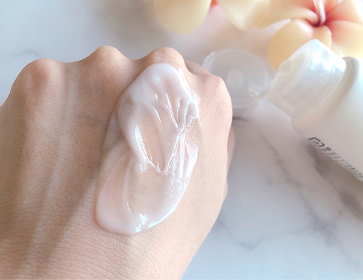 ローズ水を高配合したフレグランスボディミルク